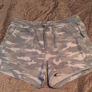 Athleta Green/Beige Camo Farallon Shorts with Drawstring, Size 12